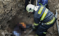 Рятувальники дістали з-під завалу загиблу людину