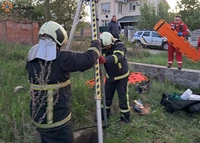 Полтавський район: рятувальники витягли жінку, яка впала у колодязь