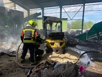 Дарницький район: вогнеборці ліквідували пожежу в ангарі