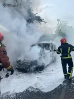 Надзвичайники ліквідували пожежу легкового автомобіля в місті Івано-Франківськ