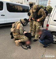 Одеські поліцейські затримали містянина за вимагання зі свого знайомого 5000 доларів неіснуючого боргу
