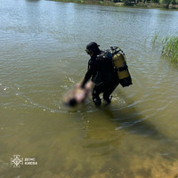 Рятувальники дістали тіло жінки з озера