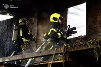М. Суми: приборкуючи загоряння господарчої споруди, рятувальники запобігли масштабній пожежі в житловому секторі