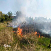 Вогнеборці двічі виїздили на загоряння трави у Деснянському районі