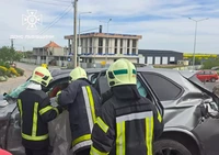 Львівський район: рятувальники деблокували водія з авто
