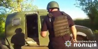 На Херсонщині поліцейські евакуювали з-під російських обстрілів пораненого чоловіка