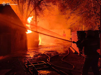 В Миколаєві вогнеборці ліквідовують масштабну пожежу на деревообробному підприємстві
