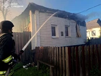 Сумська область: рятувальники разом з працівниками місцевої пожежної команди ліквідували пожежу, яку спричинив ворожий обстріл