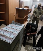 5 тис. доларів за неіснуючий борг: на Дніпропетровщині поліцейські затримали вимагача