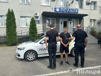 На Ужгородщині поліція затримала зловмисника, який йшов містом з гранатою в руках