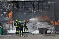 Кропивницький: силами підрозділів ДСНС ліквідовано пожежу на промисловому підприємстві, один чоловік загинув, ще одного - травмовано