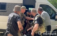 Життя «від обстрілу до обстрілу»: поліцейські евакуювали зі Степногірська літню пару з домашніми улюбленцями