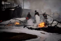 Конотопський район: рятувальники ліквідували масштабне загоряння, яке виникло через ворожий удар
