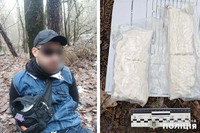 На Хмельниччині наркоділок, у якого виявили пів кілограма синтетичних наркотиків, намагався відкупитись від поліцейських