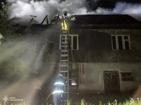 На Хустщині рятувальники ліквідували пожежу, що охопила двоповерховий будинок
