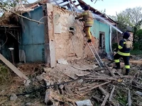 Сумська область: рятувальники ліквідували пожежу, яку спричинив ворожий обстріл
