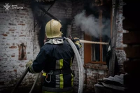 У Сумах рятувальники приборкали пожежу в будинку на шістьох господарів