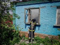 Шосткинський район: рятувальники ліквідували пожежу в житловому секторі, що виникла через ворожий удар