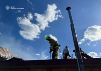 Кіровоградська область: рятувальники приборкали пожежу покрівлі житлового будинку та господарчої будівлі