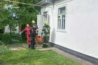 Рівненський район: рятувальники надали допомогу у відкриванні вхідних дверей будинку та транспортуванні хворої жінки