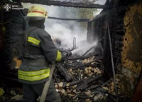 Шосткинський район: рятувальники одночасно ліквідовували декілька пожеж, які через ворожі удари виникли в житловому секторі