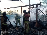 Конотопський район: рятувальники разом з працівниками місцевих пожежних команд ліквідували пожежу в житловому секторі, яку спричинив ворожий обстріл