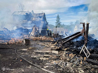 Рахівські вогнеборці ліквідовують значну пожежу на приватному обійсті
