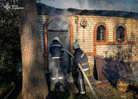 Шосткинський район: рятувальники приборкуючи загоряння лазні, врятували господарську будівлю