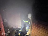 Рятувальники запобігли знищенню надвірної споруди та житлового будинку під час ранкової пожежі на Хустщині
