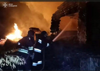 Шосткинський район: рятувальники одночасно ліквідовували дві пожежі, які виникли через ворожий обстріл