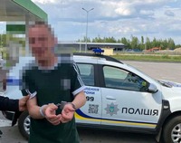 Поблизу Житомира поліцейські охорони затримали агресивного чоловіка з наркотиками