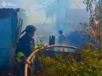 Шосткинський район: рятувальники разом з працівниками місцевої пожежної команди ліквідували наслідки чергового ворожого удару по прикордонню