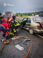 Львівський район: рятувальники вивільнили із автомобіля затиснутого внаслідок ДТП чоловіка