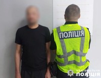 У Києві правоохоронці затримали чоловіка, який біля дитячого майданчику тяжко поранив незнайомця