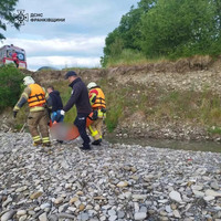 У Косівському районі рятувальники витягнули з річки тіло жінки