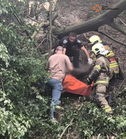 Рятувальники допомогли вивільнити тіло чоловіка з-під поваленого дерева у Косівському районі