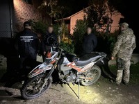 Прикордонники затримали переправника з трьома клієнтами та двома «фішкарями» на мотоциклі