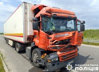 Поліція Полтавщини встановлює обставини ДТП, в якій травмований водій вантажівки