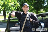 Поліцейський рятує поранених після обстрілів Сумського району