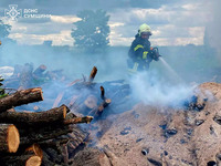 Охтирський район: співробітники ДСНС разом з працівниками добровільної пожежної команди ліквідували загоряння дров на відкритій території