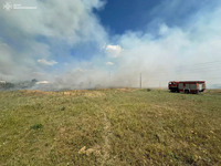 Рятувальники ліквідували пожежу сухої трави в м. Миколаєві