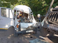 Коростенський район: рятувальники деблокували травмованого водія з понівеченого внаслідок ДТП мікроавтобуса