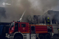 Співробітники ДСНС докладають максимум зусиль, щоб ліквідувати пожежу на підприємстві у Ромнах