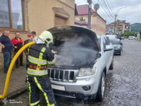 Мукачівські вогнеборці загасили пожежу у позашляховику