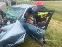 В Олександрівській громаді рятувальники врятували з легкового автомобіля чоловіка, який травмувався під час ДТП, ще двоє - загинули