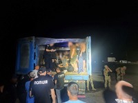(ВІДЕО) Зерновозом до кордону: прикордонники Ізмаїльського загону зупинили на Одещині фуру з 41 «пасажиром»