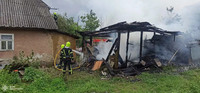 Під час пожежі на території дворогосподарства тячівські надзвичайники захистили житловий будинок