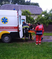 Рятувальники транспортували хворого чоловіка до карети швидкої медичної допомоги