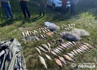 На річці Ушиця водні поліцейські виявили браконьєра, який ловив рибу сітками