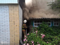 М. Конотоп: оперативно ліквідувавши пожежу, співробітники ДСНС врятували будинок